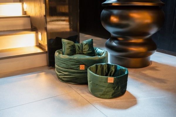 Luxe velvet hondenmand set groen speelgoedmand sierkussens