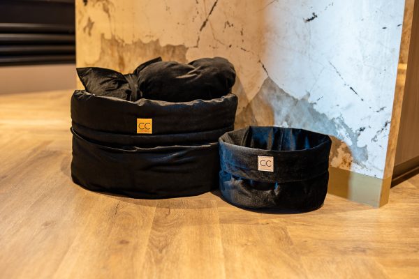Luxe velvet hondenmand set zwart speelgoedmand sierkussens