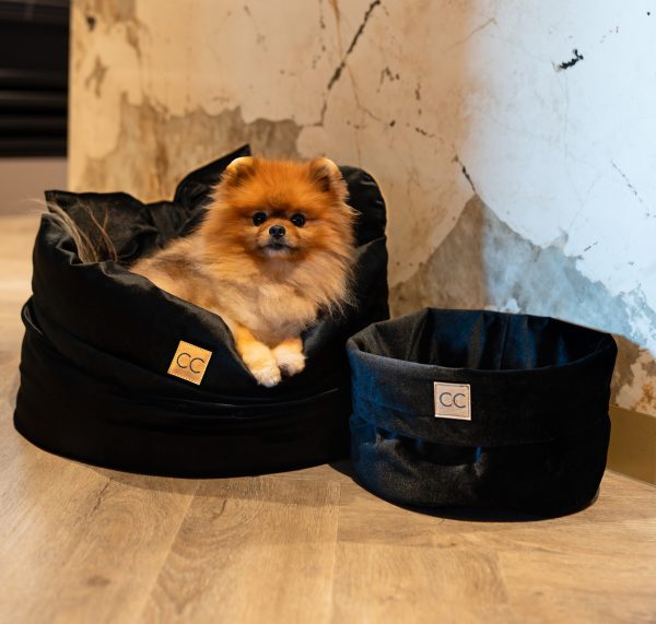 Luxe velvet hondenmand set zwart speelgoedmand sierkussens