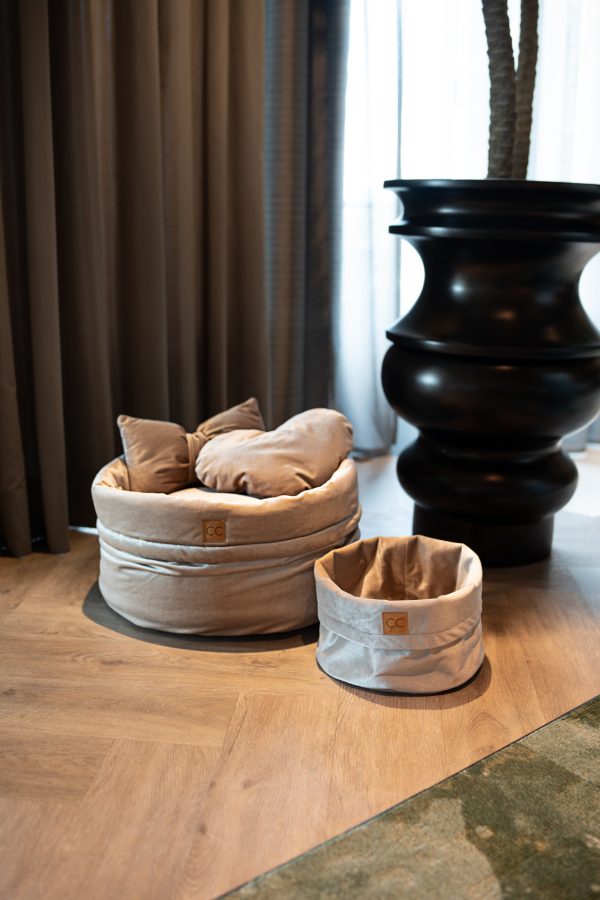 Luxe velvet hondenmand set champagne speelgoedmand sierkussens