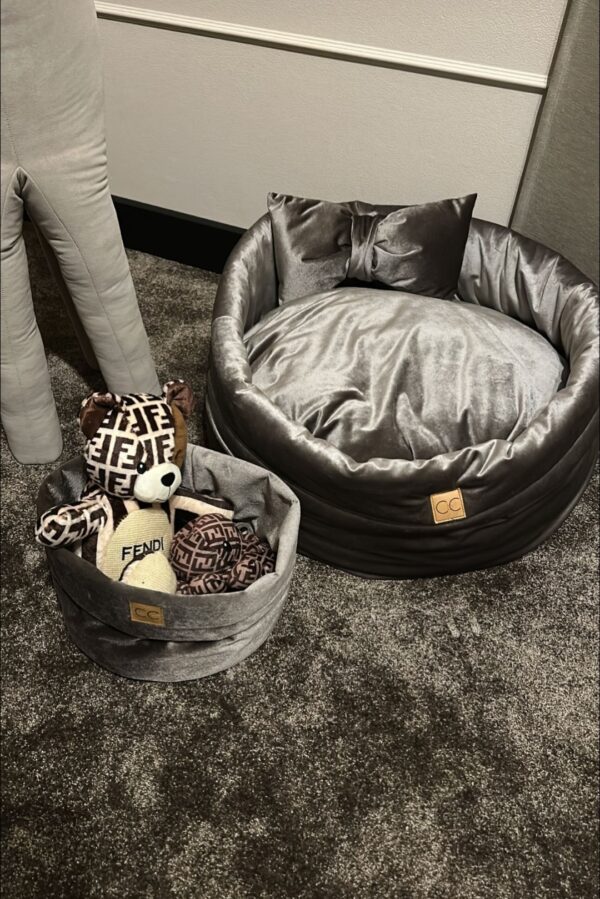 Luxe velvet hondenmand grijs speelgoedmand